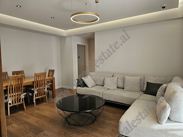 Apartament 2+1 me qira tek zona e Liqenit te Thate, pjese e Residences Park Life ne Tirane.
Pozicio